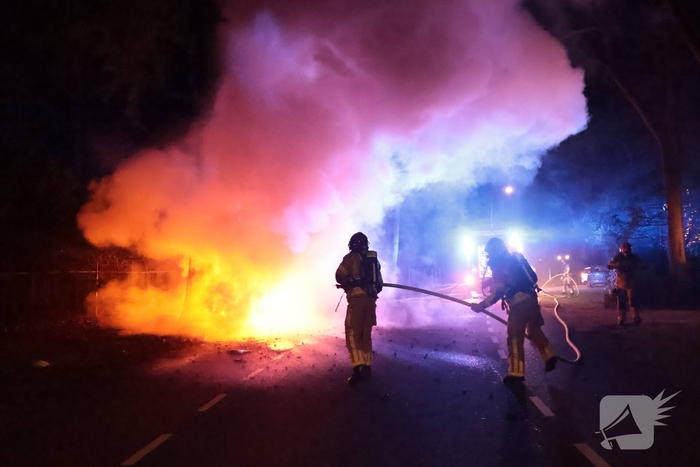 Auto vliegt in brand na eenzijdig ongeval