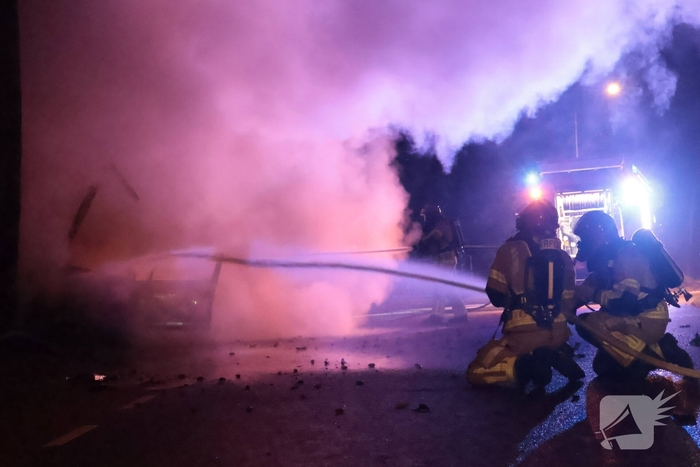 Auto vliegt in brand na eenzijdig ongeval
