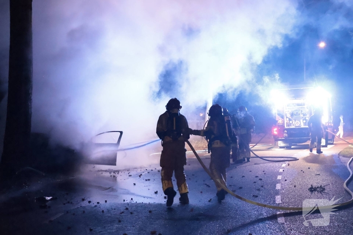 Auto vliegt in brand na eenzijdig ongeval