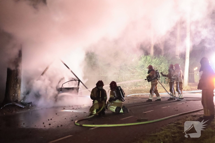 Auto vliegt in brand na eenzijdig ongeval