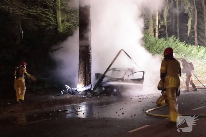 Auto vliegt in brand na eenzijdig ongeval