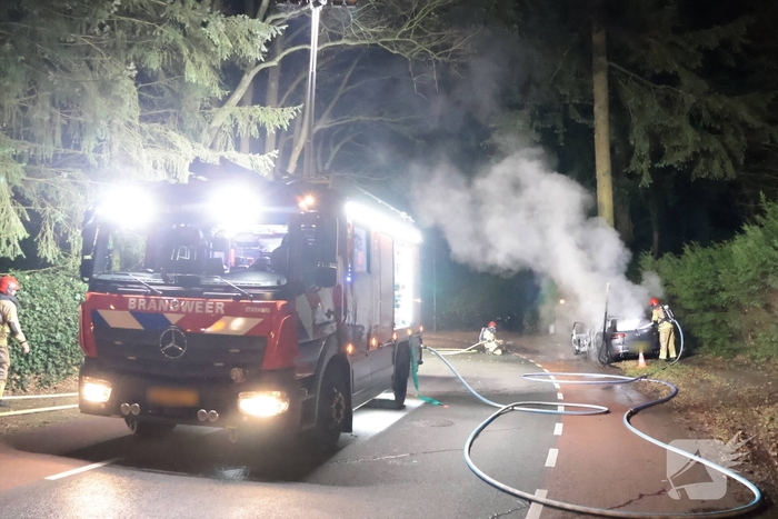Auto vliegt in brand na eenzijdig ongeval