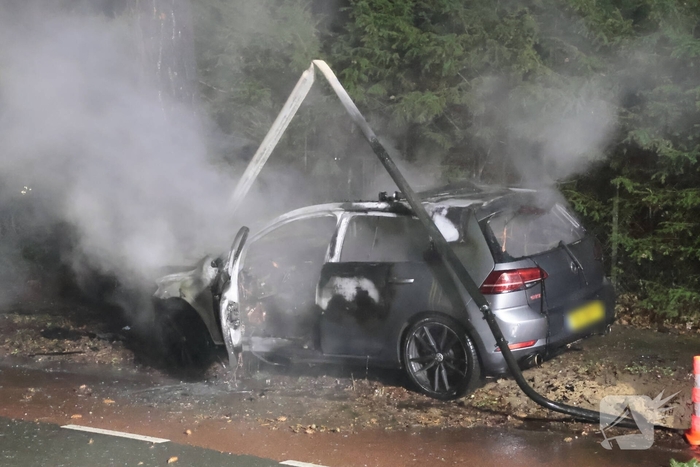 Auto vliegt in brand na eenzijdig ongeval