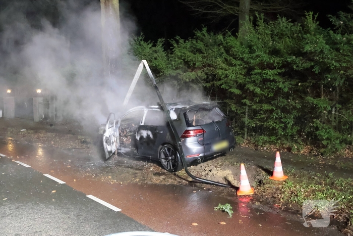 Auto vliegt in brand na eenzijdig ongeval