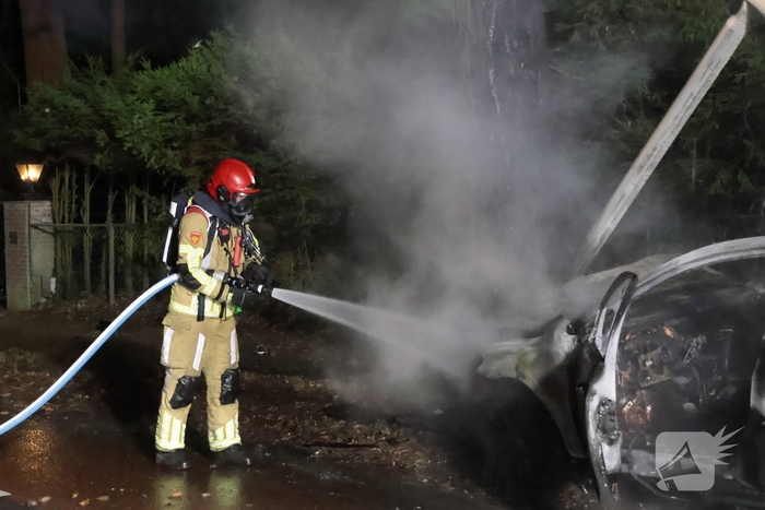 Auto vliegt in brand na eenzijdig ongeval