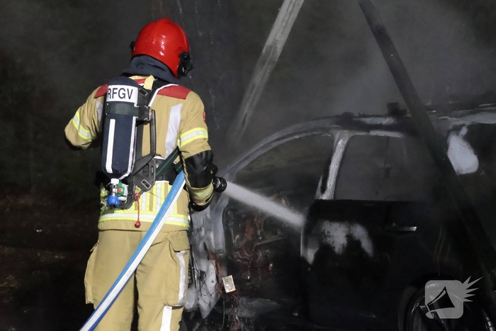 Auto vliegt in brand na eenzijdig ongeval