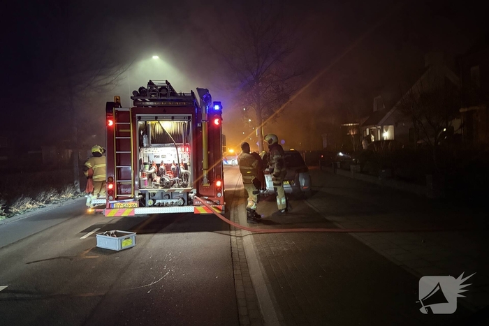 Brandweer bestrijdt woningbrand