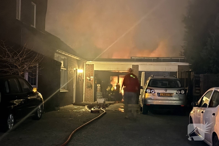 Brandweer bestrijdt woningbrand