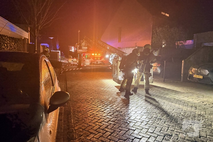 Brandweer bestrijdt woningbrand