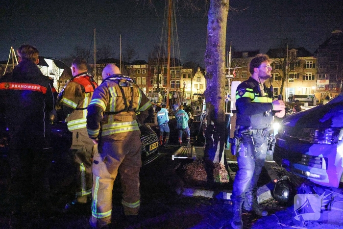 Jongeman in het water na achtervolging