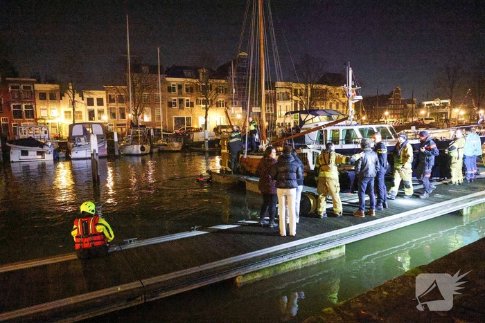 Jongeman in het water na achtervolging