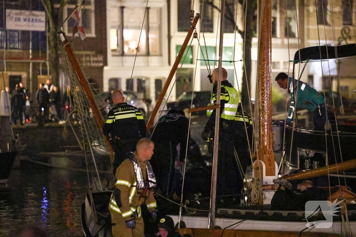 Jongeman in het water na achtervolging