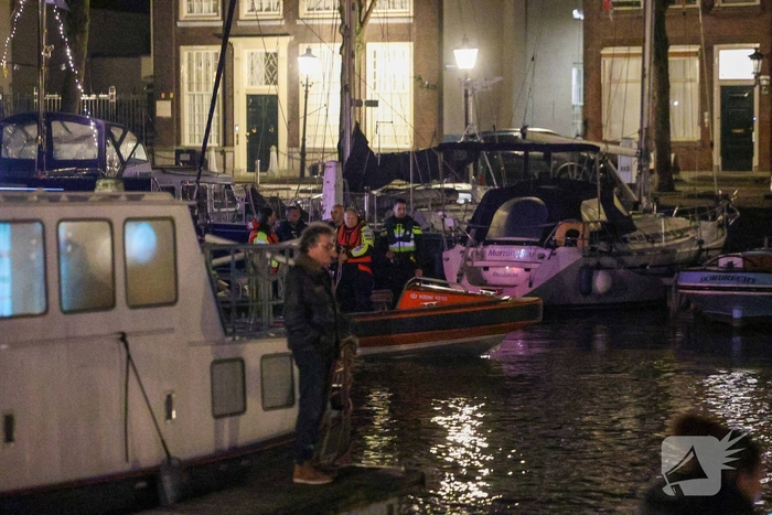 Jongeman in het water na achtervolging