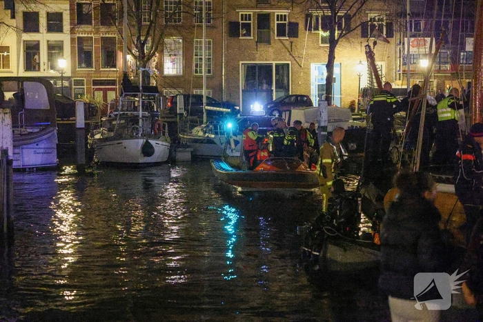 Jongeman in het water na achtervolging
