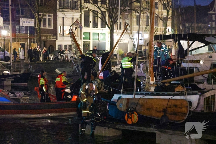 Jongeman in het water na achtervolging