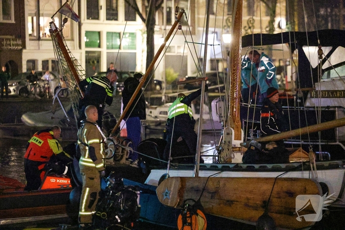 Jongeman in het water na achtervolging