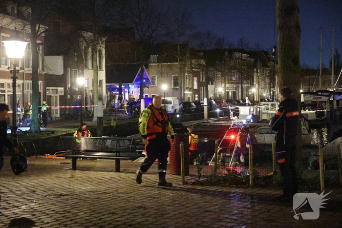 Jongeman in het water na achtervolging