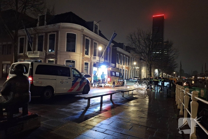 Persoon te water gered door omstanders