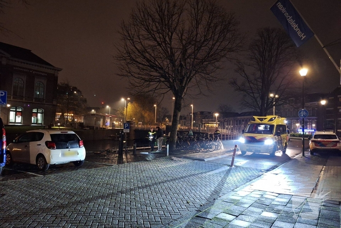 Persoon te water gered door omstanders