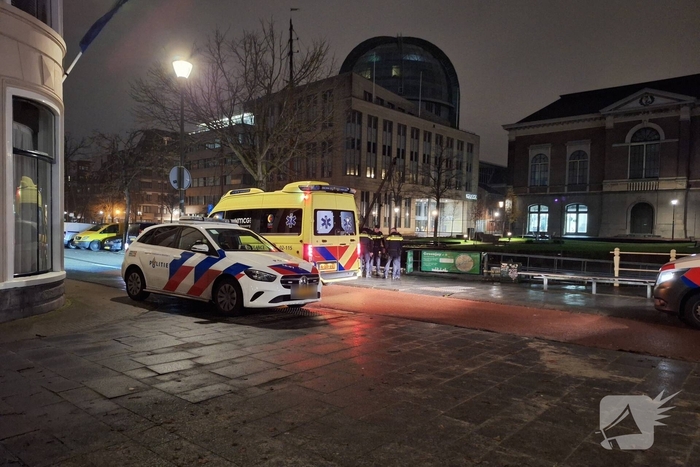 Persoon te water gered door omstanders