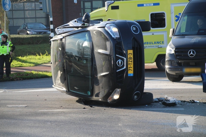 Zwaar ongeval tussen twee auto's met voertuig op zijn kant