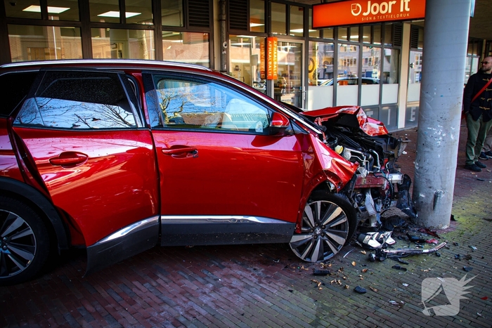 Fietser geraakt bij bizar ongeval, auto komt tegen pilaar tot stilstand