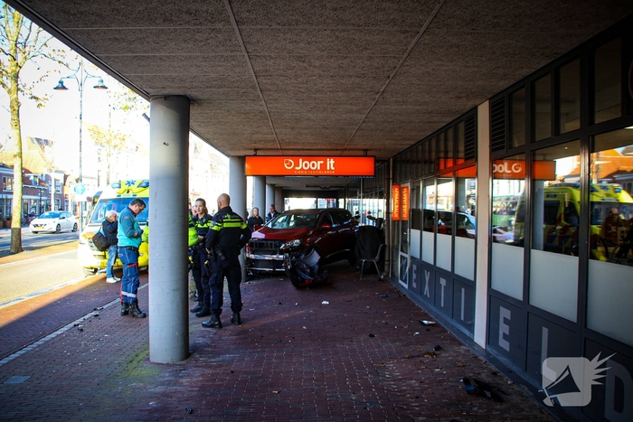 Fietser geraakt bij bizar ongeval, auto komt tegen pilaar tot stilstand