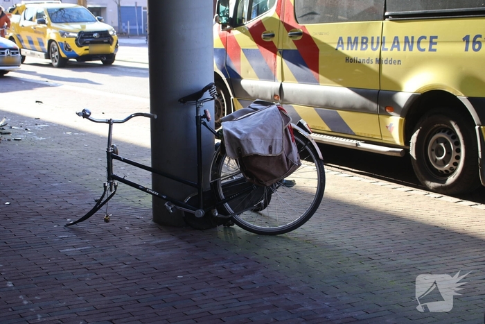Fietser geraakt bij bizar ongeval, auto komt tegen pilaar tot stilstand
