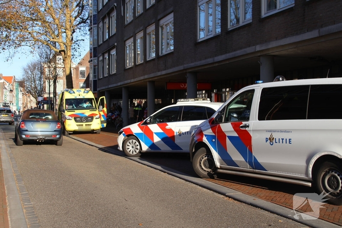 Fietser geraakt bij bizar ongeval, auto komt tegen pilaar tot stilstand