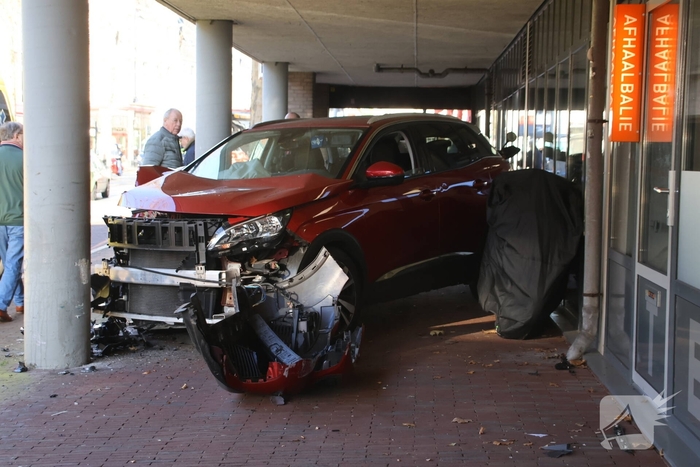 Fietser geraakt bij bizar ongeval, auto komt tegen pilaar tot stilstand