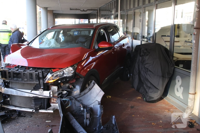 Fietser geraakt bij bizar ongeval, auto komt tegen pilaar tot stilstand