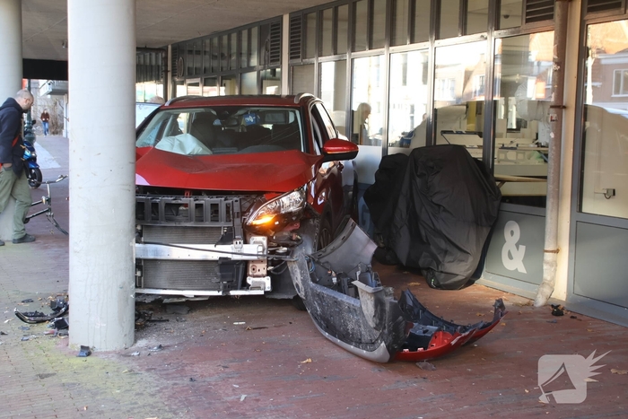 Fietser geraakt bij bizar ongeval, auto komt tegen pilaar tot stilstand