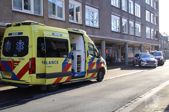 Fietser geraakt bij bizar ongeval, auto komt tegen pilaar tot stilstand