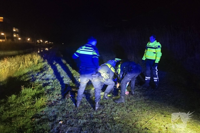 Bekeurde dronken man rent weg van politie en springt in water