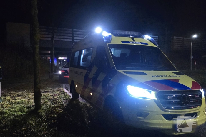 Bekeurde dronken man rent weg van politie en springt in water