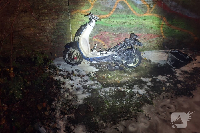 Scooter gaat volledig in vlammen op
