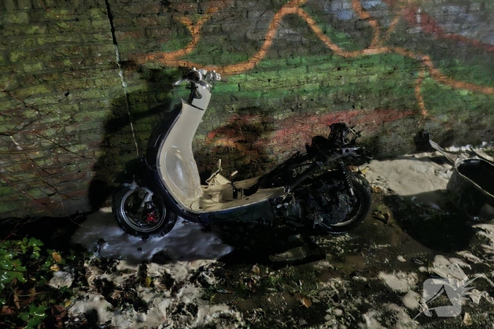 Scooter gaat volledig in vlammen op