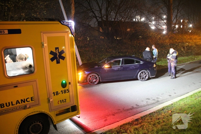 Auto botst tegen lantaarnpaal met meerdere gewonden