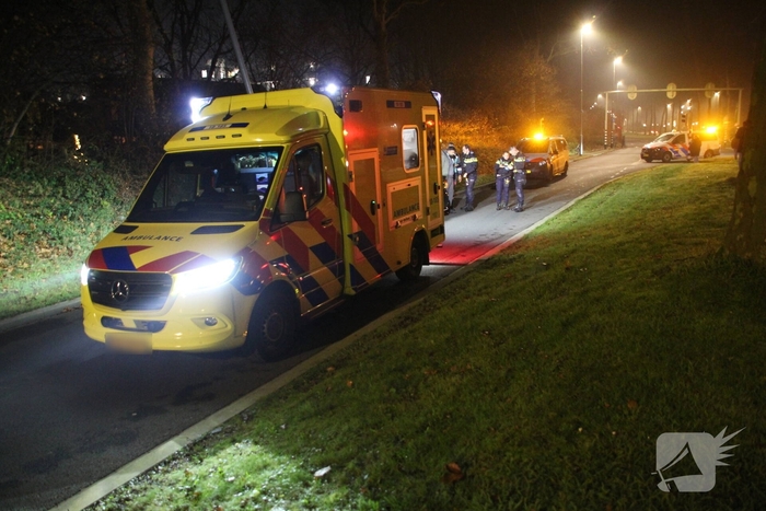 Auto botst tegen lantaarnpaal met meerdere gewonden