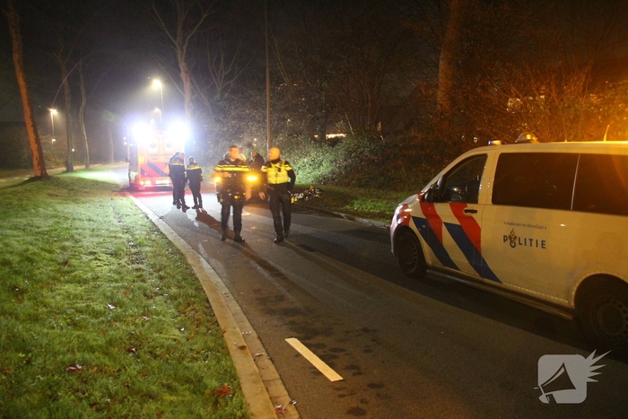 Auto botst tegen lantaarnpaal met meerdere gewonden