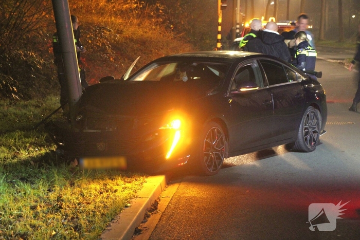 Auto botst tegen lantaarnpaal met meerdere gewonden