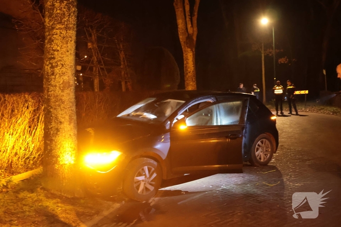 Auto botst tegen boom in de nacht