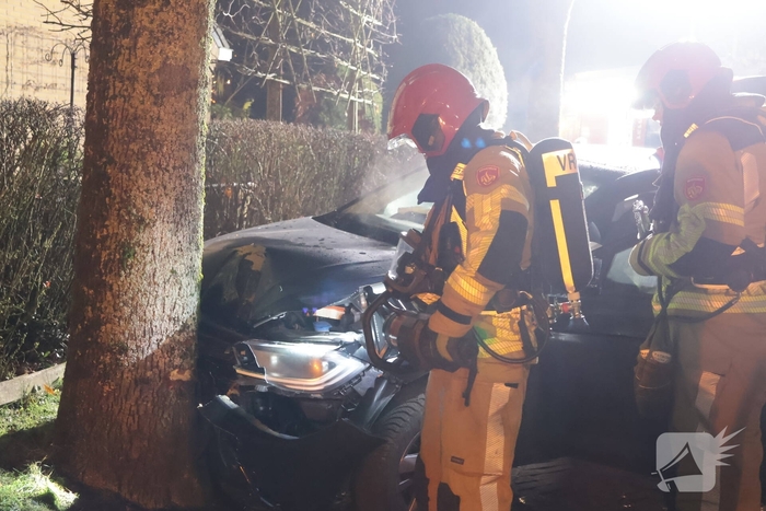 Auto botst tegen boom in de nacht
