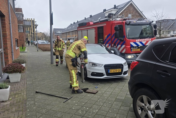 Container vat vlam door vuurwerk, omstanders doen bluspoging