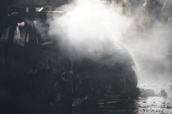 Brand in sloopauto vermoedelijk aangestoken