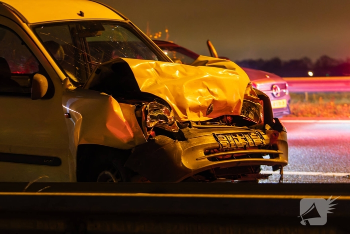 Ongeval met meerdere voertuigen leidt tot gewonde en afsluiting snelweg