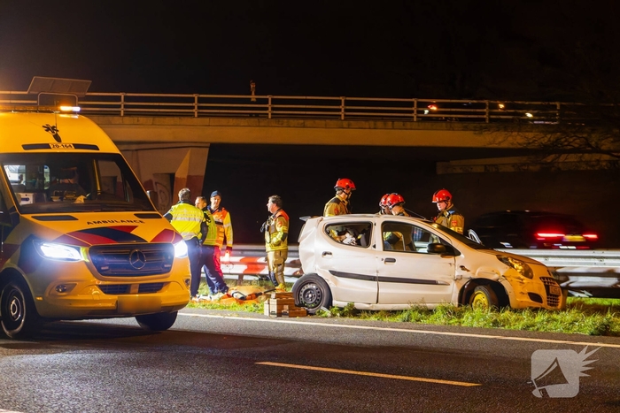 Ongeval met meerdere voertuigen leidt tot gewonde en afsluiting snelweg