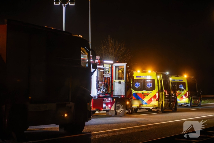 Ongeval met meerdere voertuigen leidt tot gewonde en afsluiting snelweg