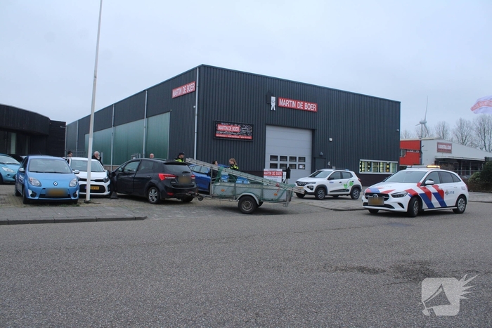 Auto met aanhanger botst op andere auto