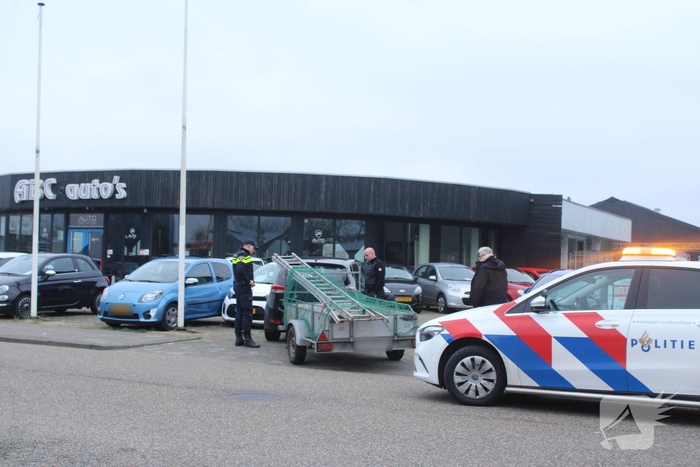 Auto met aanhanger botst op andere auto